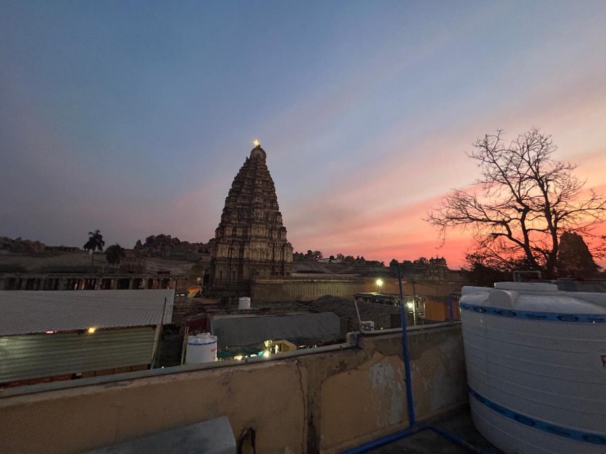 Temple View Guest House Hampi Bagian luar foto