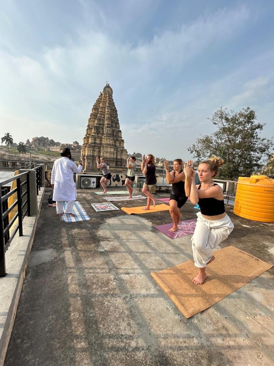 Temple View Guest House Hampi Bagian luar foto